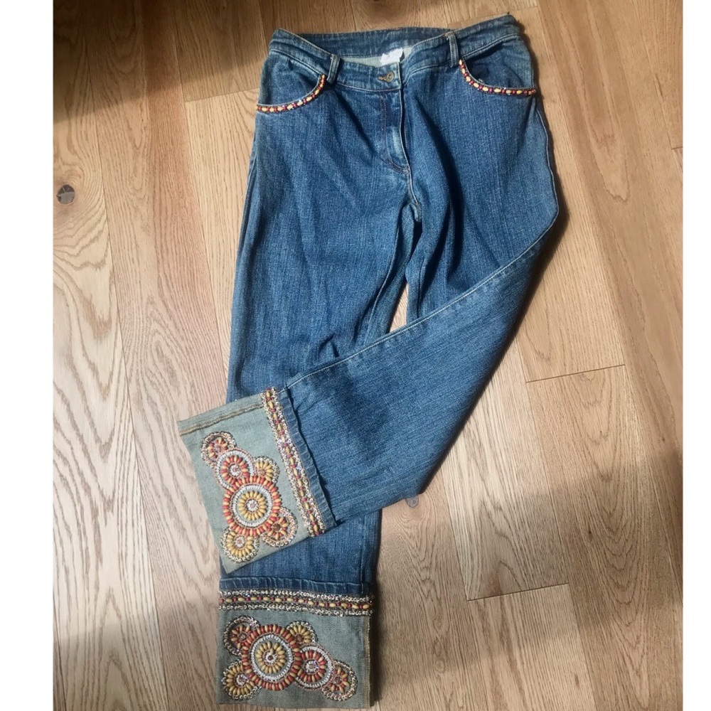 Cache beautiful jean.